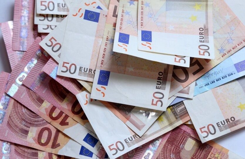 Украинцы в Италии могут получить по 900 евро помощи: подробности