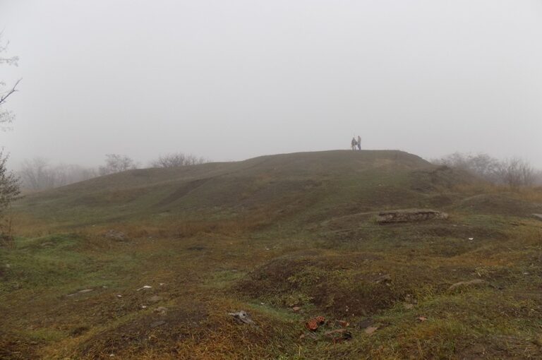 Оккупанты в Мариуполе экскаваторами уничтожают доисторическую археологическую достопримечательность ➤ Prozoro.net.ua