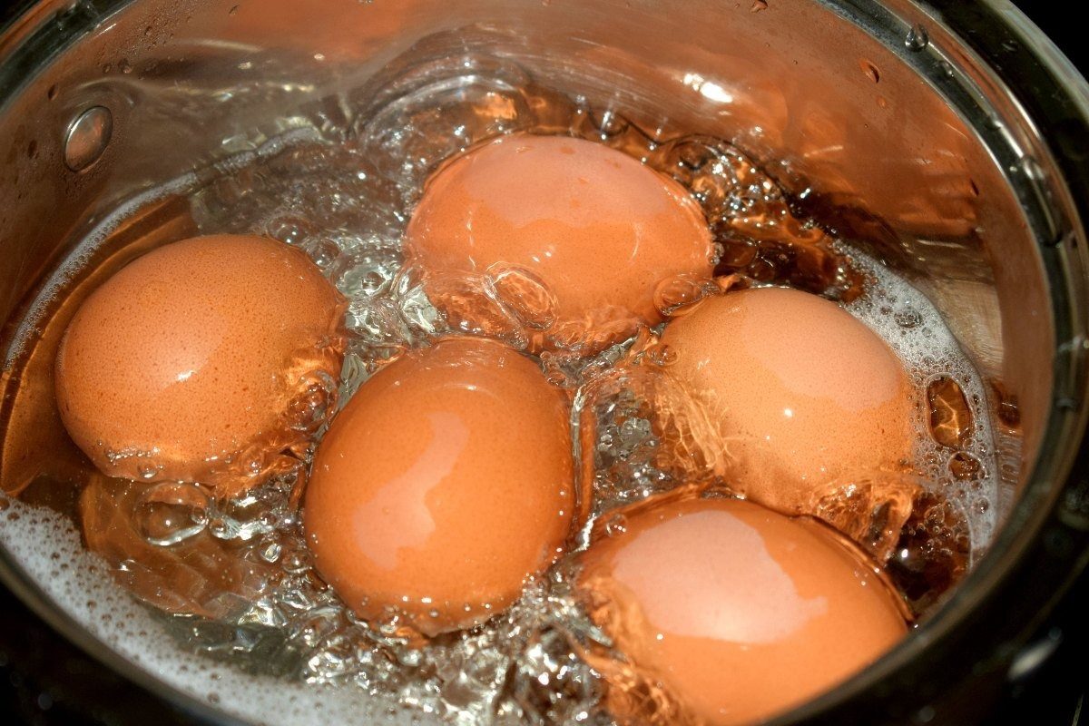 Три причини, чому не потрібно виливати окріп після варіння яєць