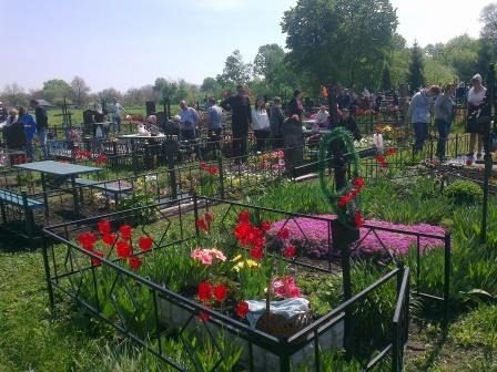 Когда нужно убирать на кладбище перед Пасхой: стоит знать