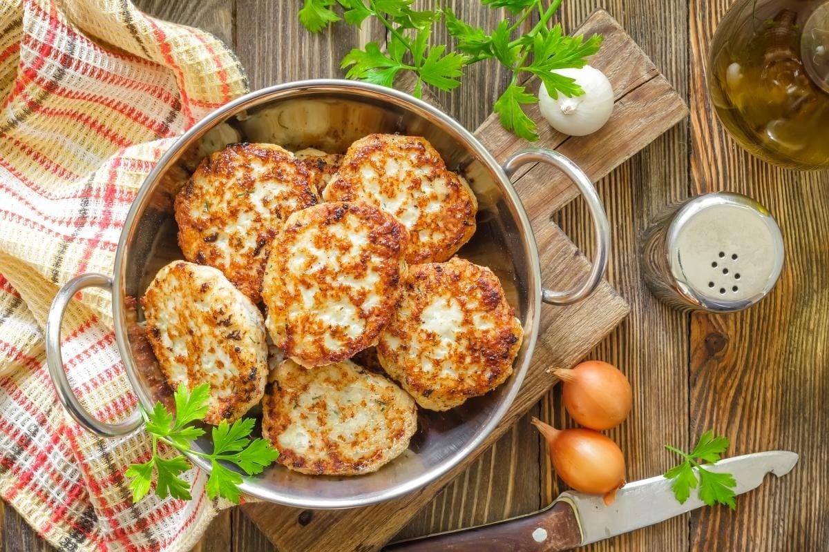 Котлеты будут втрое вкуснее: что сначала сделать с луком