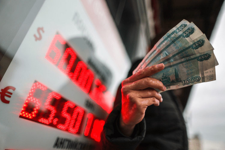 Долар в Україні рекордно дорожчає: на якому рівні зупиниться