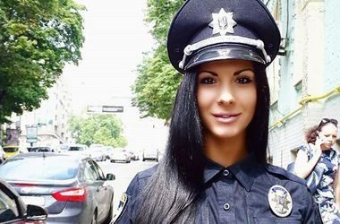 Полицейская, которая сейчас на фронте, передала привет Фарион