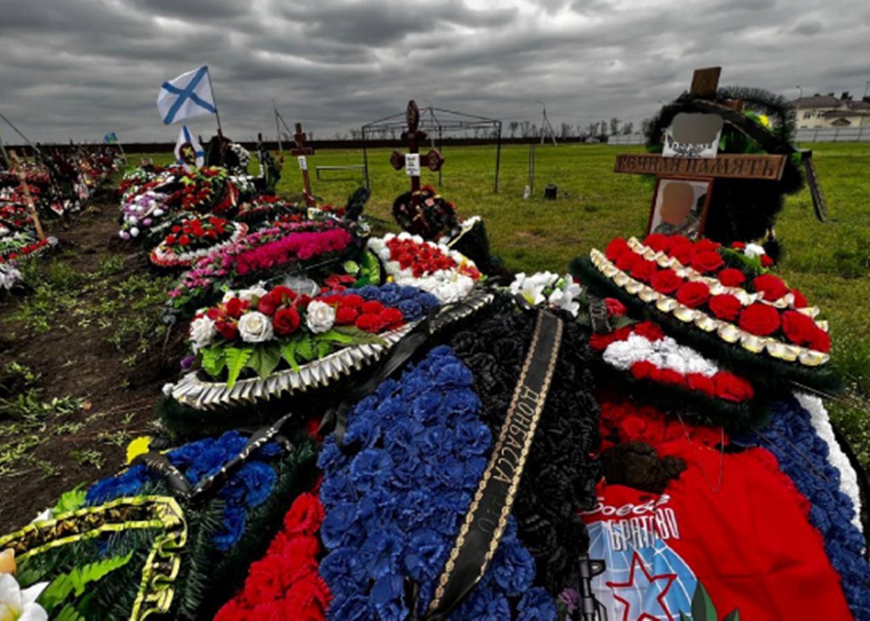 Російські підлітки розгромили могили загиблих окупантів