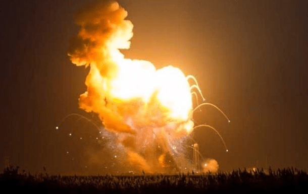 Мощные взрывы в Крыму, небо стало красным от пожара