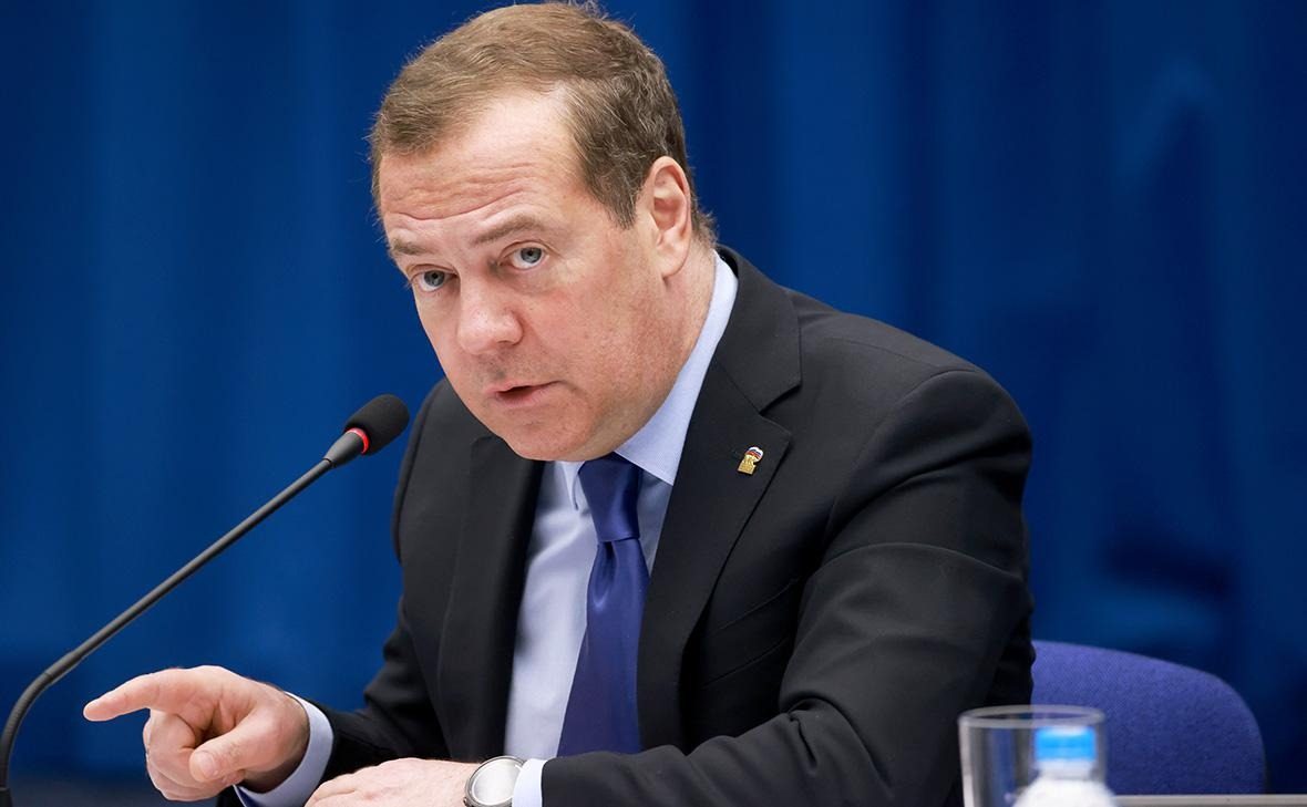 Медведєв вимагає пересаджати тисячі росіян