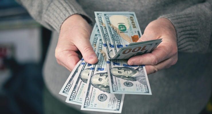 Долар в Україні рекордно дорожчає: на якому рівні зупиниться