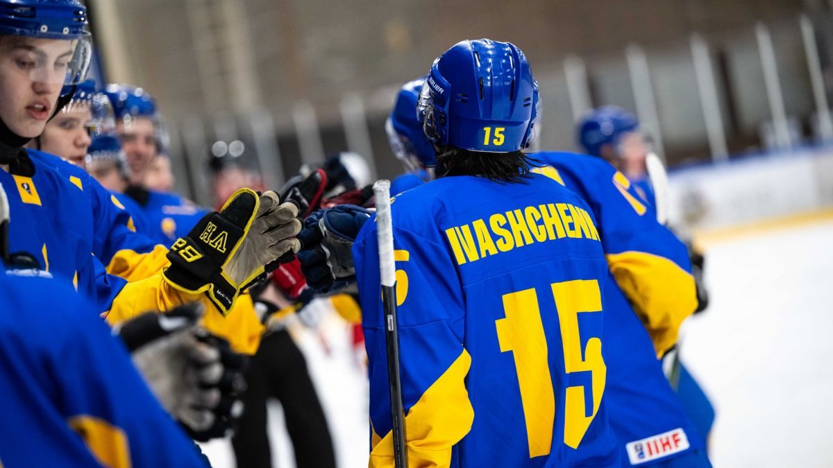 Україна з розгромної перемоги стартувала на чемпіонаті світу з хокею 