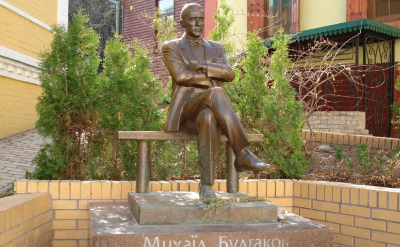 Пам’ятник Булгакову визнали російською пропагандою: що з ним не так ➤ Prozoro.net.ua