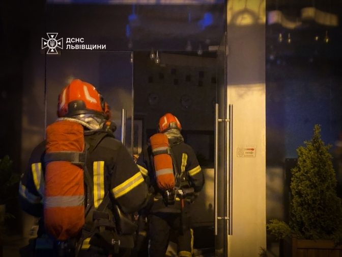 Во Львове горело кафе, где находились более 70 человек: фото 3 Во Львове горело кафе, где находились более 70 человек: фото