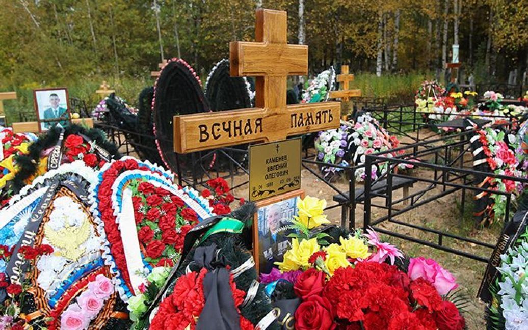 Російські підлітки розгромили могили загиблих окупантів
