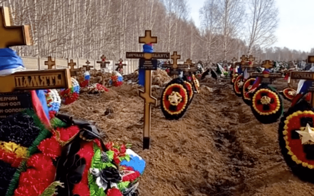 Російські підлітки розгромили могили загиблих окупантів ➤ Prozoro.net.ua