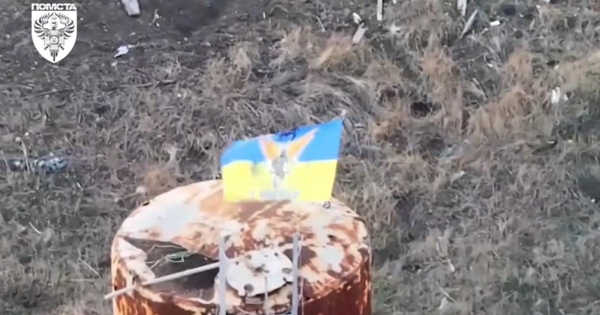 Пограничники установили флаг Украины практически над позициями оккупантов: видео