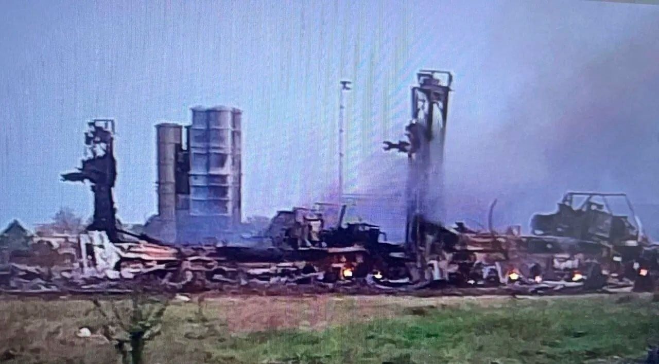 Потужні вибухи у Криму, небо стало червоним від пожежі