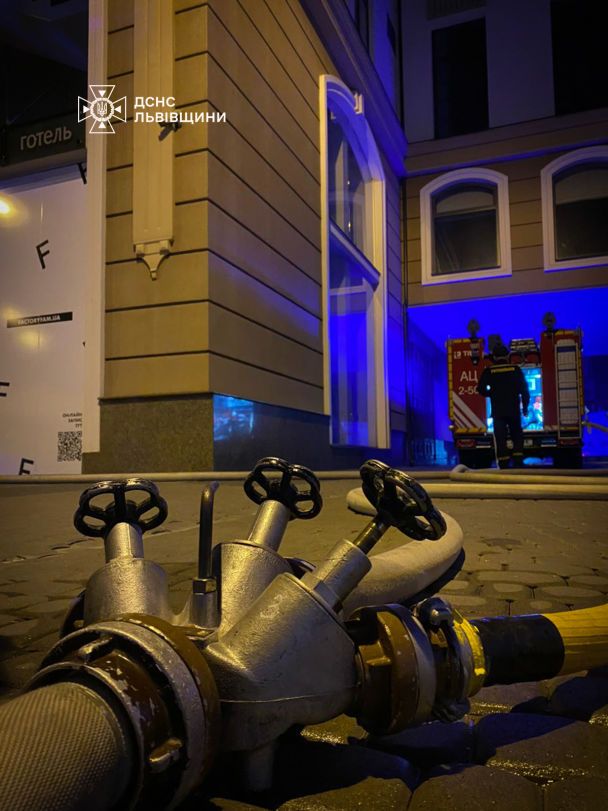 Во Львове горело кафе, где находились более 70 человек: фото 4 Во Львове горело кафе, где находились более 70 человек: фото