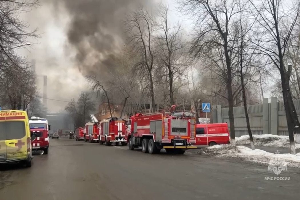 На России произошел масштабный пожар на военном предприятии: видео