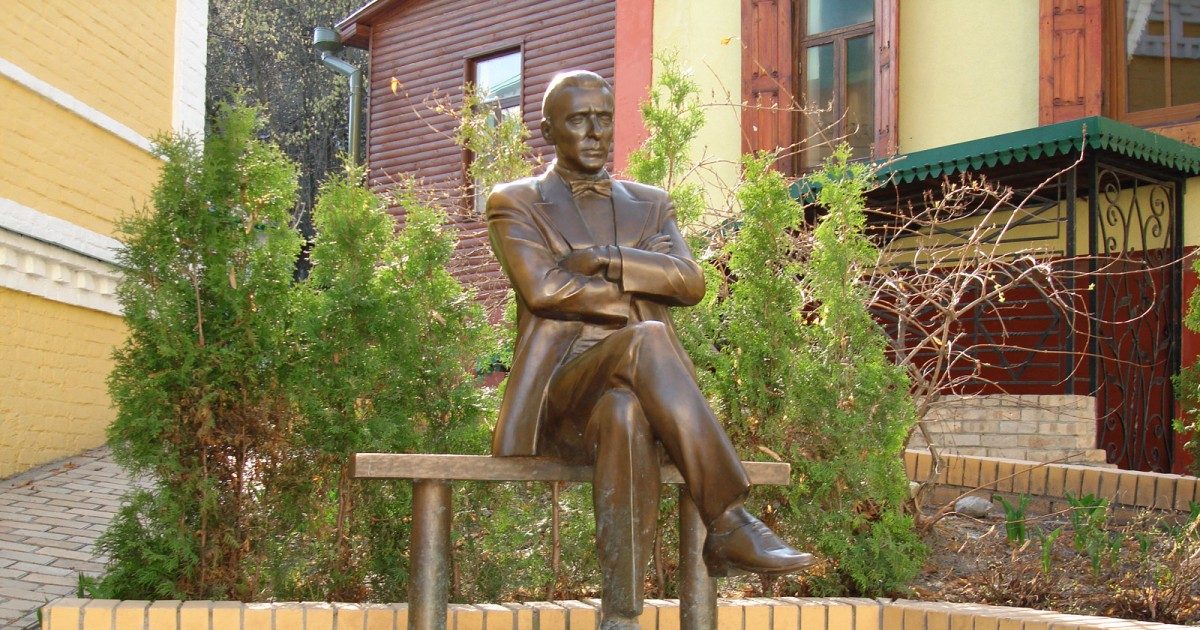 Пам’ятник Булгакову визнали російською пропагандою: що з ним не так