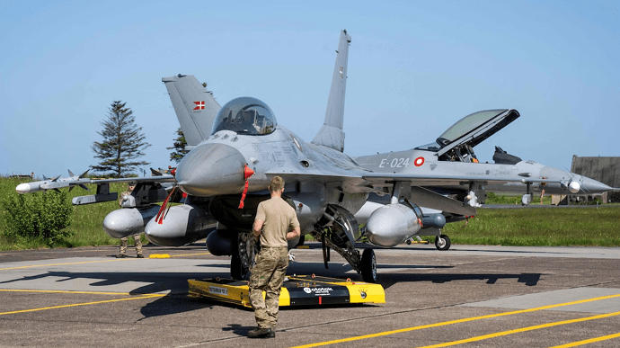Перші українські пілоти завершили навчання на F-16 у Великій Британії