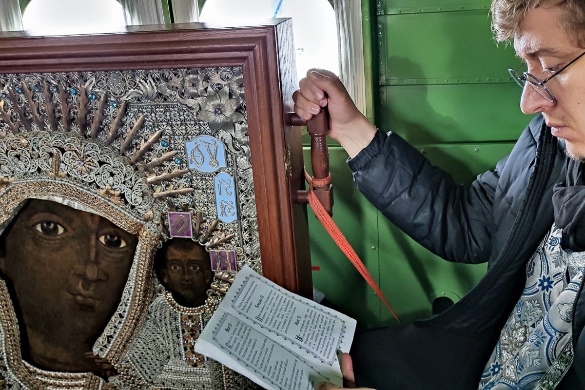 В России пытаются остановить потоп молитвами