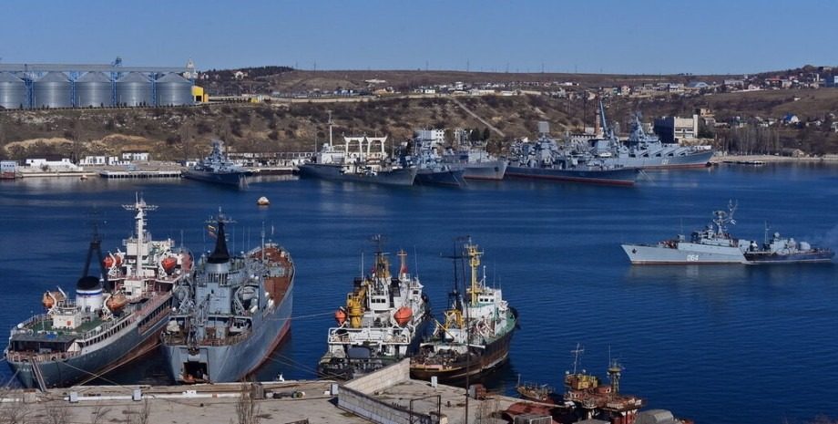 У бухті Севастополя підбито російський рятувальний корабель