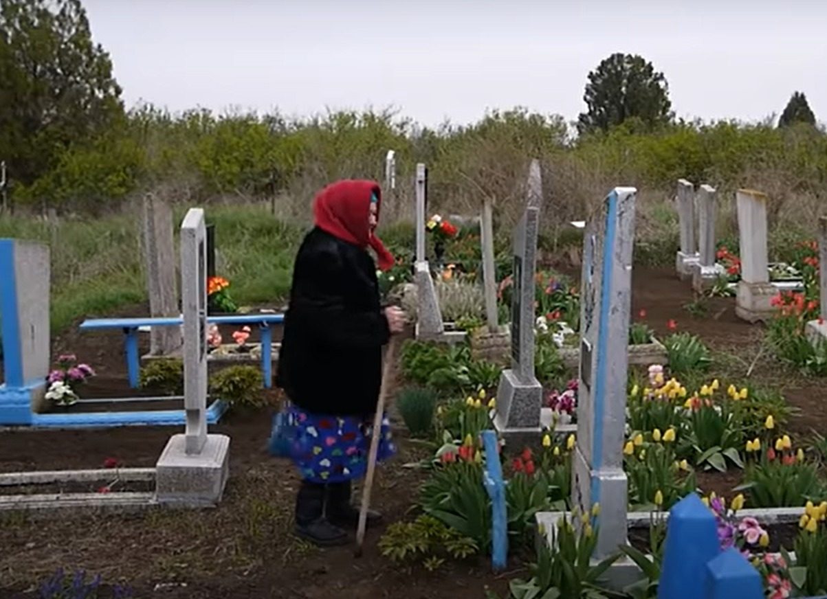 Когда нужно убирать на кладбище перед Пасхой: стоит знать