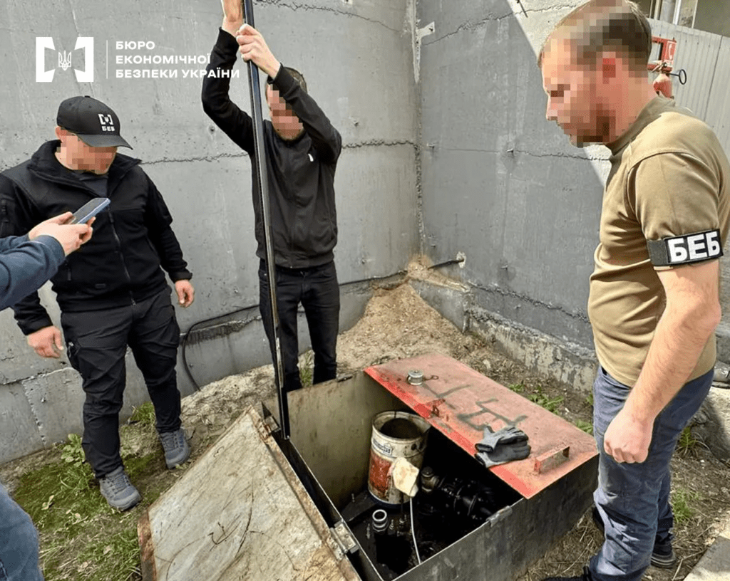 У Києві на АЗС продавали підроблений бензин 3 У Києві на АЗС продавали підроблений бензин