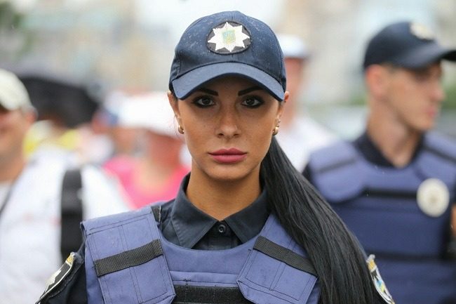 Полицейская, которая сейчас на фронте, передала привет Фарион ➤ Prozoro.net.ua