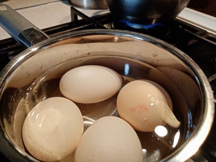 Три причини, чому не потрібно виливати окріп після варіння яєць