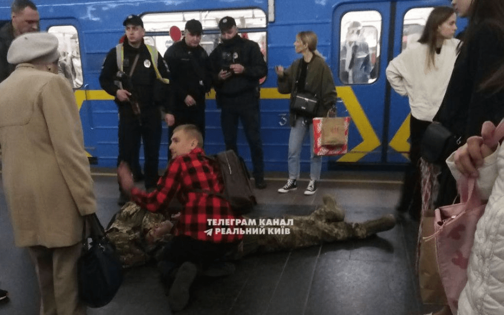 У столичному метро сталася затримка руху поїздів через військового: деталі ➤ Prozoro.net.ua