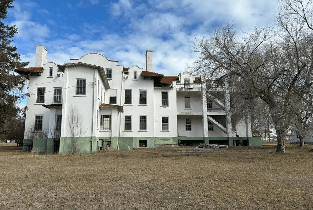 Триповерховий будинок виставили на продаж всього за 10 доларів (фото) ➤ Prozoro.net.ua