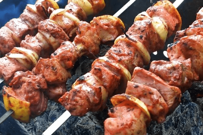 Як правильно різати м’ясо для шашлику, щоб воно рівномірно просмажилося ➤ Prozoro.net.ua