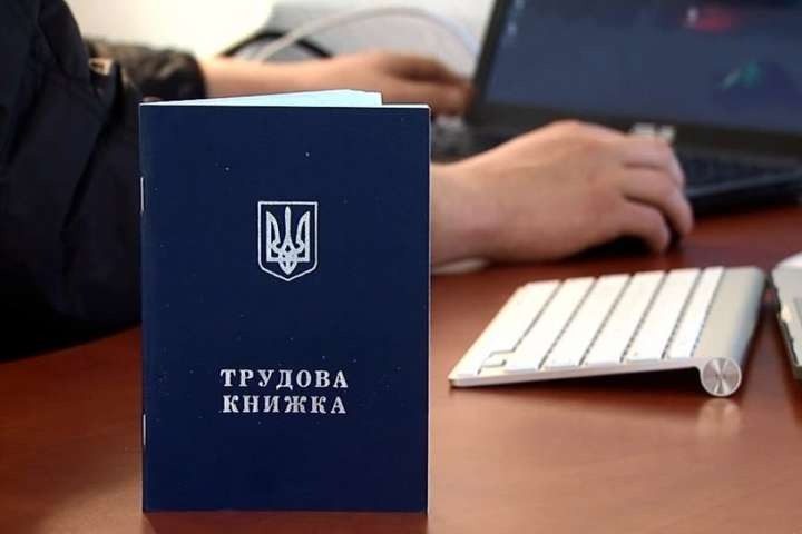 Украинцев будут увольнять чаще: в каких отраслях