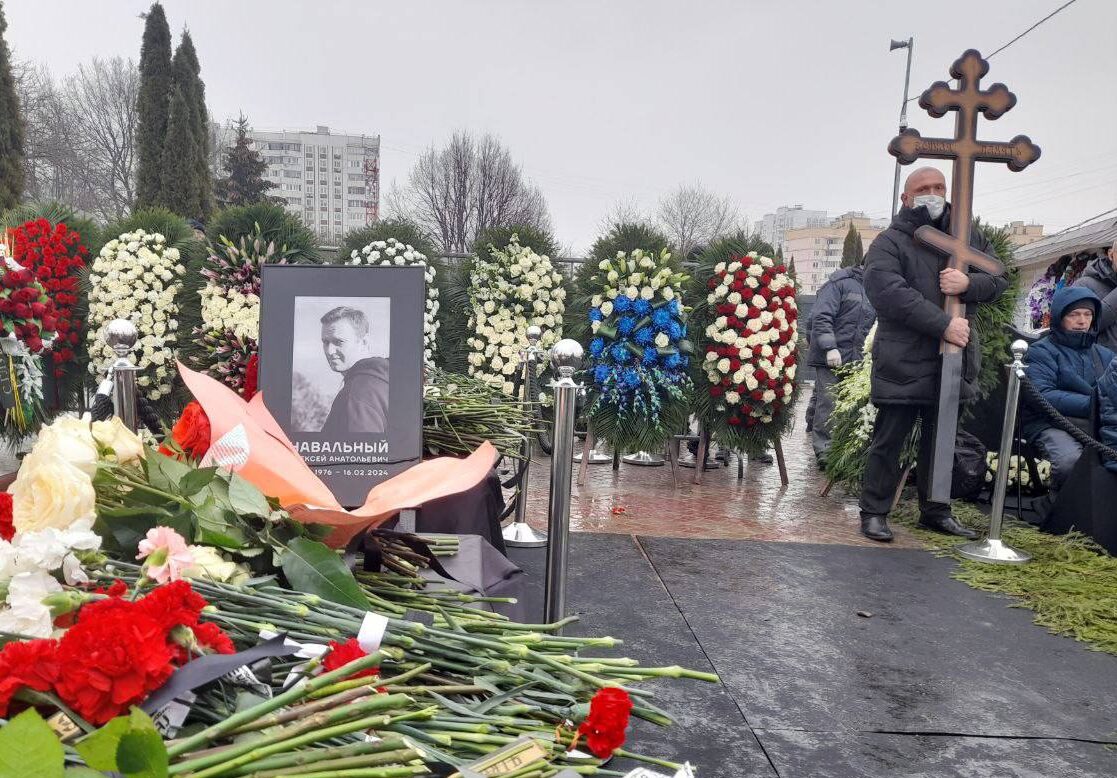 Священника РПЦ покарали за панахиду на могилі Навального