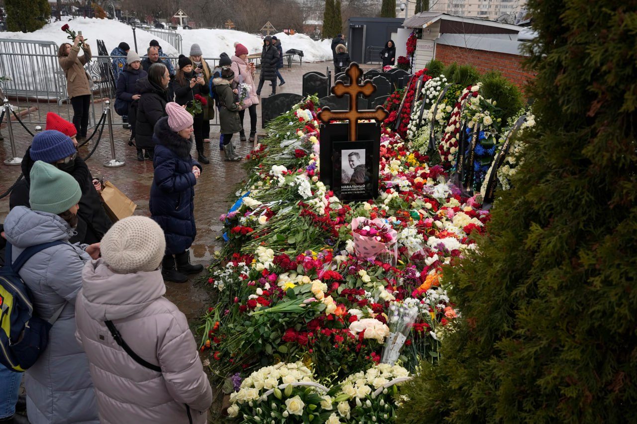 Священник РПЦ был наказан за панихиду на могиле Навального