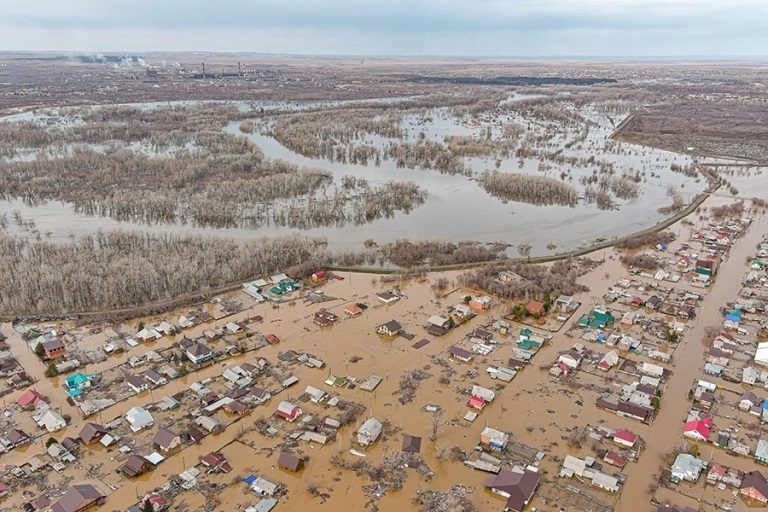 Повінь у Росії набирає оборотів: під воду йде Сибір  