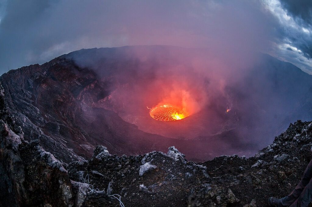Хотіла гарне фото: туристка впала всередину вулкана, що діє ➤ Prozoro.net.ua