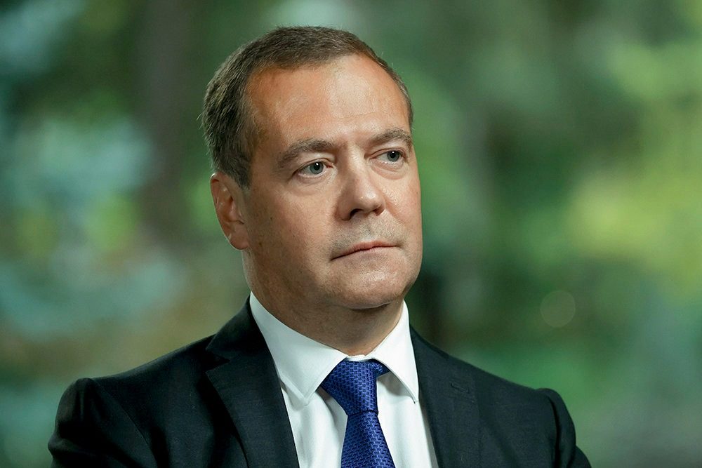 Медведєв вимагає пересаджати тисячі росіян