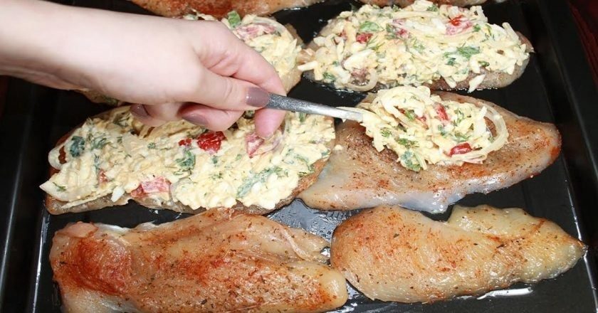 Рецепт дуже соковитого та смачного курячого філе під “шубою”