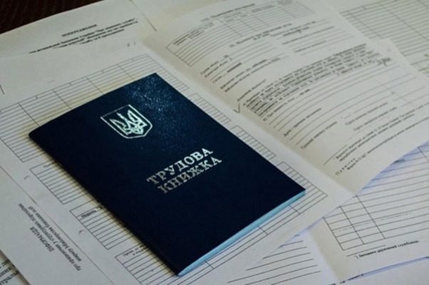Украинцев будут увольнять чаще: в каких отраслях