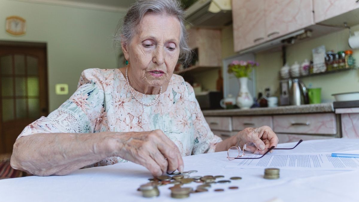 Пенсионеры могут не платить за коммуналку: ПФУ ответил, кто