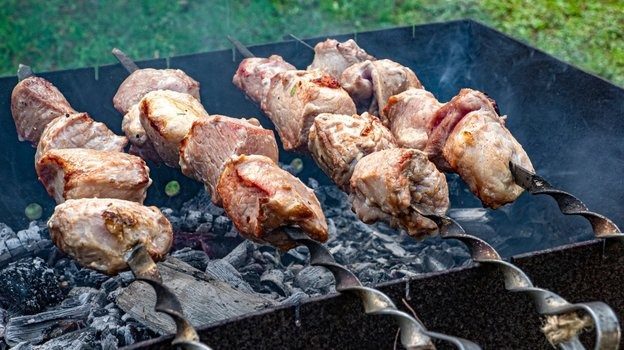 Шашлык растает во рту: благодаря 3 ингредиентам мясо будет сочным