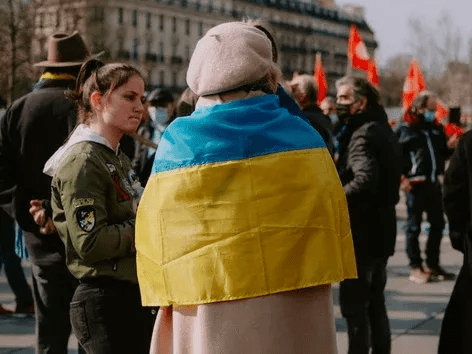 Польша хочет привлечь еще больше украинок: что предлагают