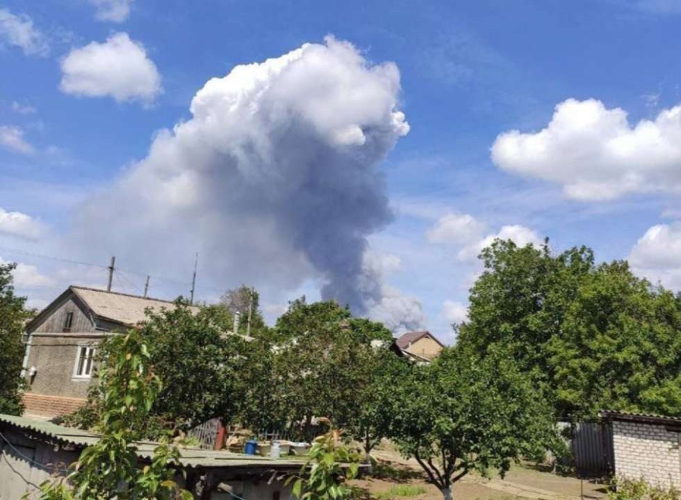 В тылу россиян произошел взрыв: пылал склад БК в Сорокино (видео)