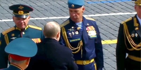 Почему некоторые военные не отдали Путину честь на параде (видео)