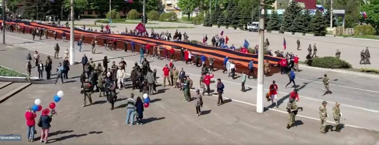 Марш “перемоги” в Маріуполі: як росіяни повернули місто в СРСР