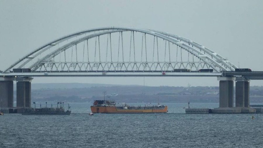 Окупанти топлять баржі біля Кримського мосту: з якою метою