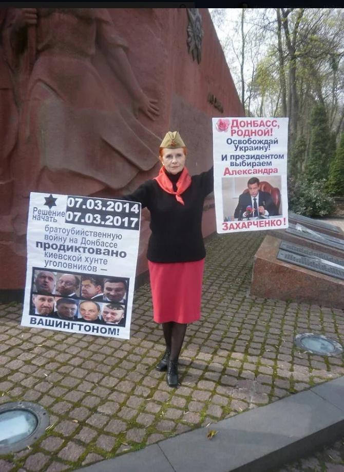 Пенсионерка в Киеве оделась в советскую форму и пришла в парк