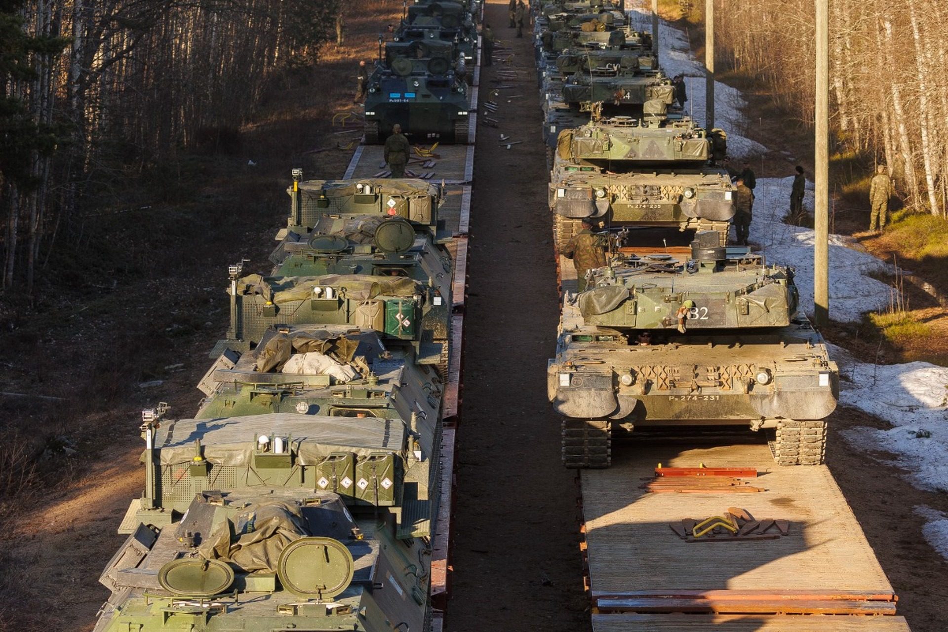РФ щось планує: ворог стягує техніку біля кордону із Сумщиною