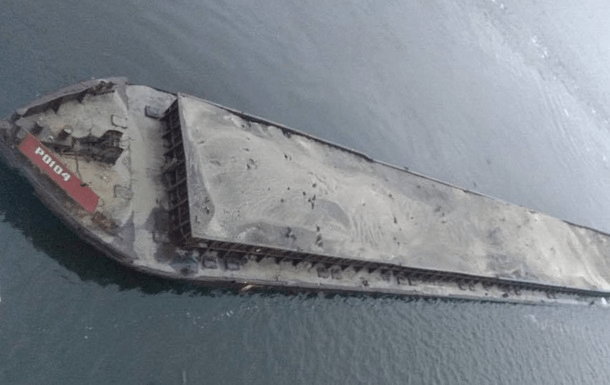 Оккупанты топят баржи у Крымского моста: с какой целью