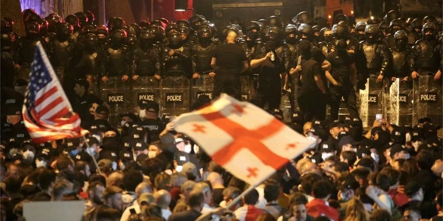 ​Тбилиси восстал против “друзей Путина”: в столице Грузии бои